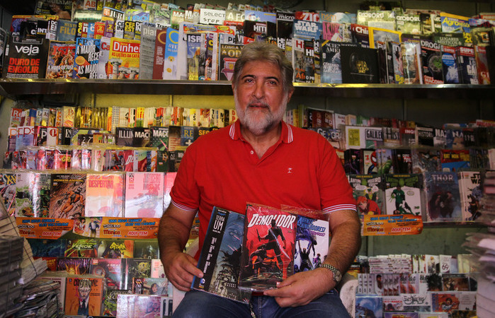 Conhecido como Odin, o jornaleiro Orlando Oliveira  entusiasta das HQs. Foto: Julio Jacobina/Diario de Pernambuco