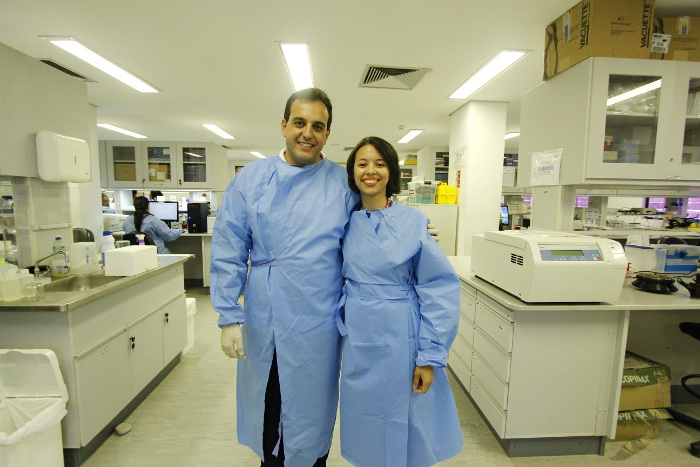 Lindomar Pena e Adalcia Silva pesquisam atualmente vrus da influenza em sunos em Pernambuco. Crdito: Thalyta Tavares/DP (Crdito: Thalyta Tavares/DP)