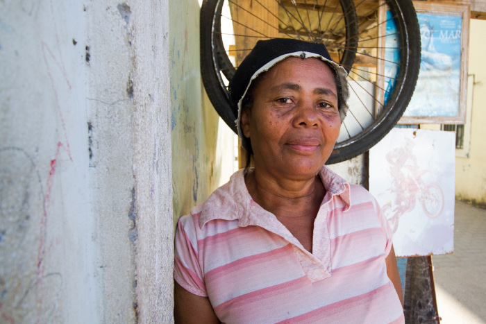 Severina Silva, 59 anos, sofre at hoje com dores provocadas pela chikungunya. Crdito: Leo Malafaia/Esp. DP (Crdito: Leo Malafaia/Esp. DP)