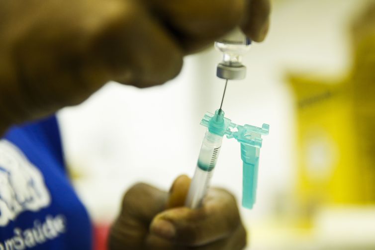 Postos de saúde irão abrir neste sábado (1°) para vacinar crianças contra pólio e sarampo; orientação vale para todos os municípios que não atingiram a meta de imunizar 95% do público-alvo. Foto: Tomaz Silva/Agência Brasil (Tomaz Silva/Agência Brasil) Postos de saúde irão abrir neste sábado (1°) para vacinar crianças contra pólio e sarampo; orientação vale para todos os municípios que não atingiram a meta de imunizar 95% do público-alvo. Foto: Tomaz Silva/Agência Brasil (Tomaz Silva/Agência Brasil)