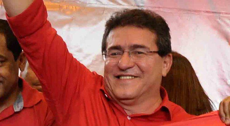Prefeito de Serra Talhada, Luciano Duque (PT), adere à campanha de Armando | Política: Diario de Pernambuco