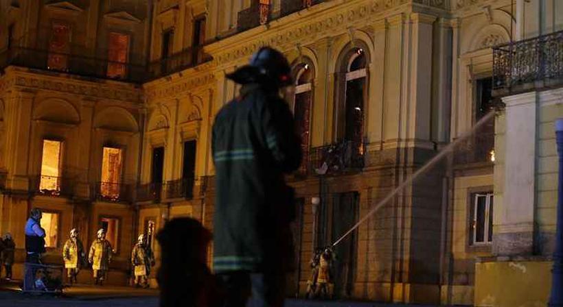 Incndio de propores ainda incalculveis atingiu o Museu Nacional do Rio de Janeiro, na Quinta da Boa Vista, em So Cristvo, na zona norte da capital fluminense. Foto: Tnia Rego/Agncia Brasil 
