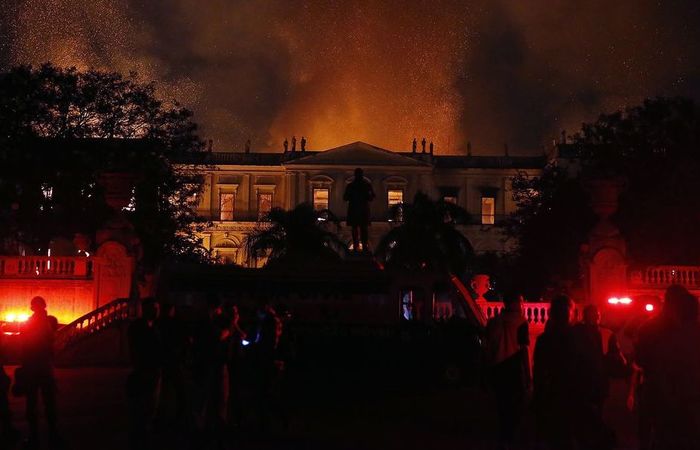 Incndio atingiu o Museu Nacional do Rio de Janeiro na noite de domingo (2). Foto: Tnia Rego/ Agncia Brasil