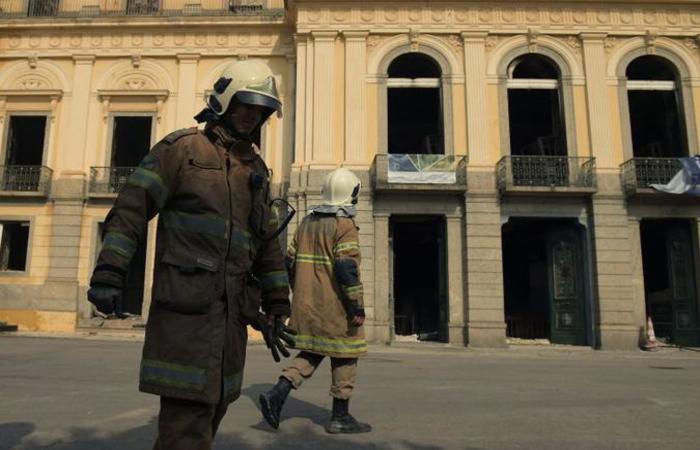 A Polcia Federal conduzir a investigao para saber a causa do incndio: sem risco de desabamentos no local
(foto: AFP / Carl DE SOUZA)