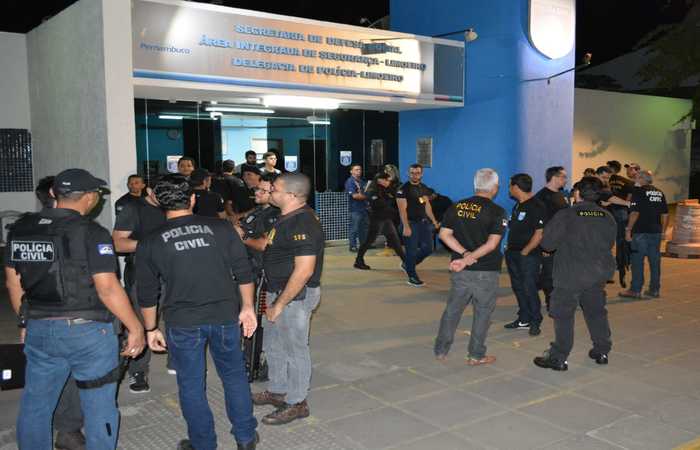 Policiais, que participaram das duas operaes, reunidos na delegacia de Limoeiro. Imagem: PCPE/Divulgao 