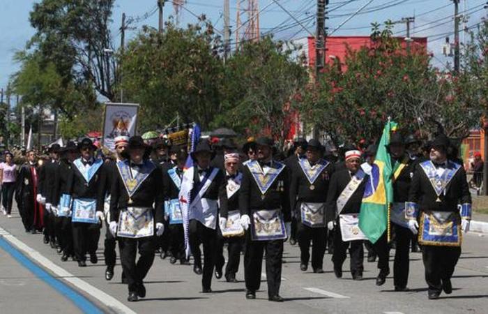Desfile militar acontece na Avenida Marechal Mascarenhas de Moraes.
Foto: Jlio Jacobina/ DP