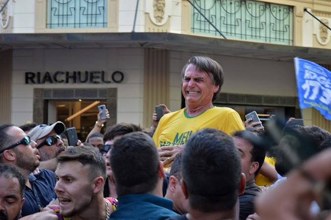 Bolsonaro levou a facada durante ato de campanha em Juiz Fora (foto: Raysa Leite/AFP)