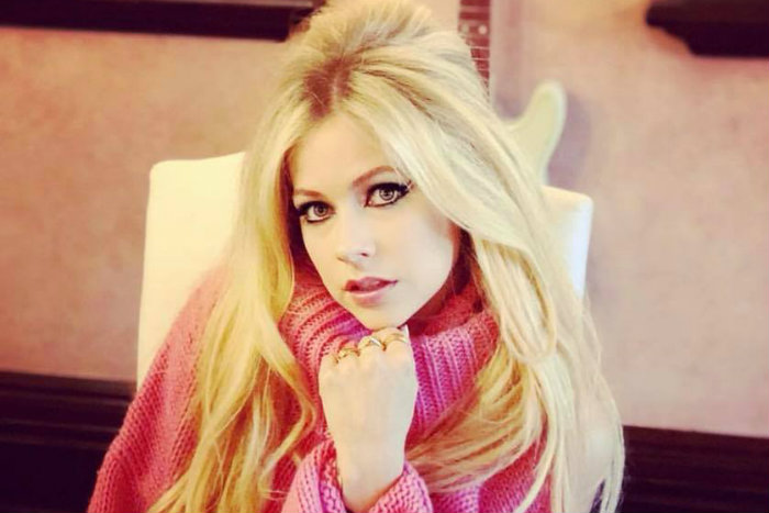 Avril Lavigne: "Minha msica ajudou a me curar e me manter viva". Foto: Facebook/Reproduo