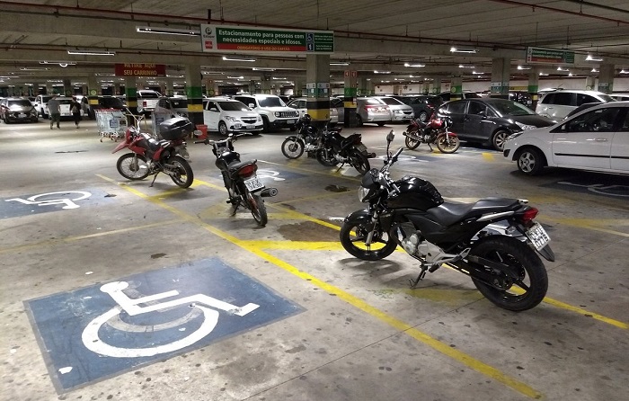 Motos e carro estacionados na rea de desembarque das vagas especiais denunciada por um tuite deu incio  campanha do supermercado. Foto: Leandro Cala/Divulgao