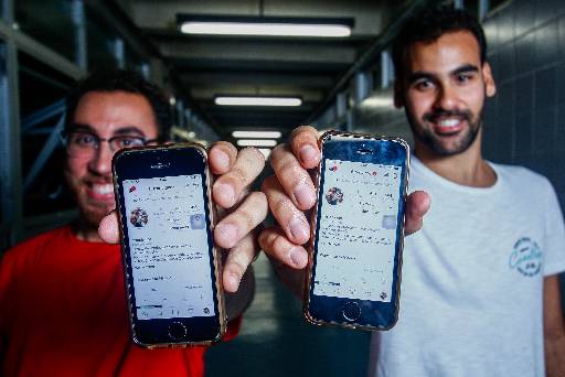 Mateus Melo e Kaio Lacet costumam usar recursos do Instagram para ampliar contedos vistos em sala de aula (Foto: Shilton Arajo/DP)
