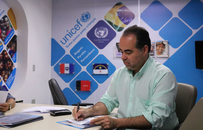 Lssio assinou um termo de compromisso com o Unicef em favor das crianas. Foto: Raquel Elblaus/Divulgao