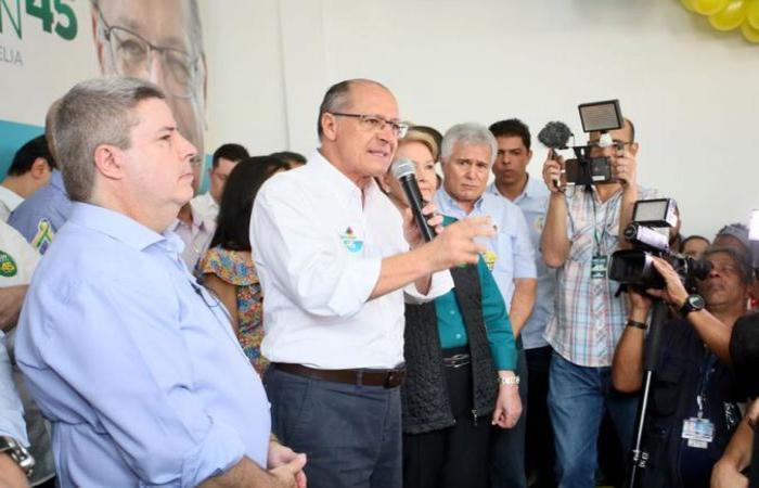 Geraldo Alckmin, em Betim (MG), afirmou ser inacreditvel o lanamento de Haddad 'na porta de uma penitenciria'
(foto: Ciete Silvrio/Divulgao )