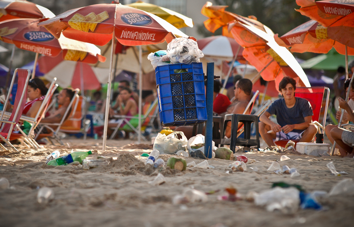 A programao, no dia 15, comear por volta das 8h e contar com voluntrios realizando de coleta de resduos na praia de Boa Viagem. Foto: Bernardo Dantas/DP/D.A Press