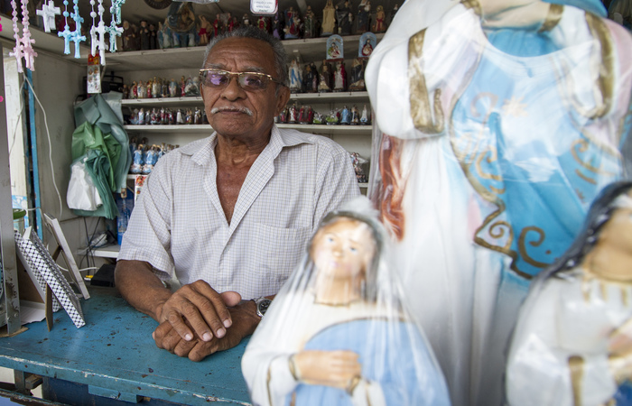 Romildo vende esculturas da santa e itens religiosos ao lado do santurio. Foto: Leo Malafaia/Esp.DP