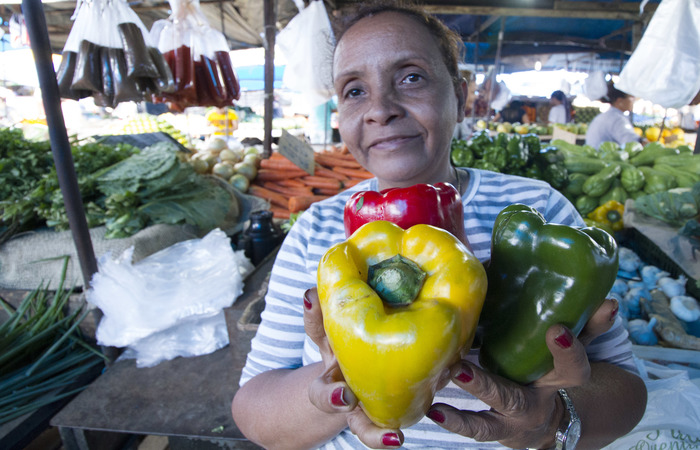 Feirante Rosani Alves trabalha vendendo verduras. Foto: Leo Malafaia/Esp.DP