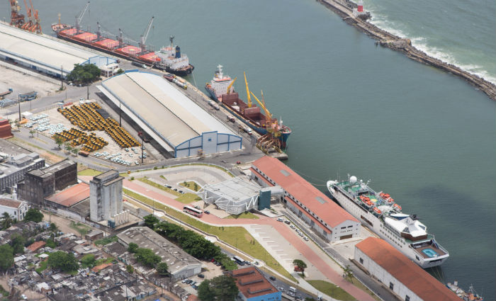 Dragagem que permitir o atracamento de navios maiores aguarda licitao. Foto: Flavio Costa/Porto do Recife/Div (Foto: Flavio Costa/Porto do Recife/Div)