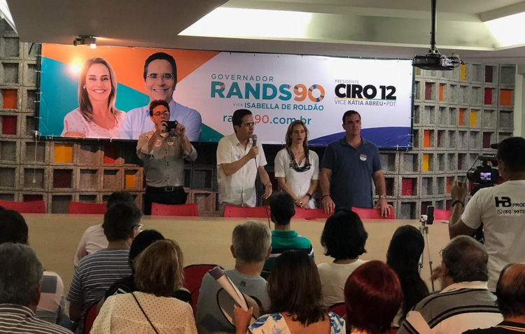 Na sede do PDT, Maurcio Rands e Isabella de Roldo falaram sobre as propostas de governo para um pblico de novos e velhos eleitores. Crdito: Divulgao (Divulgao)