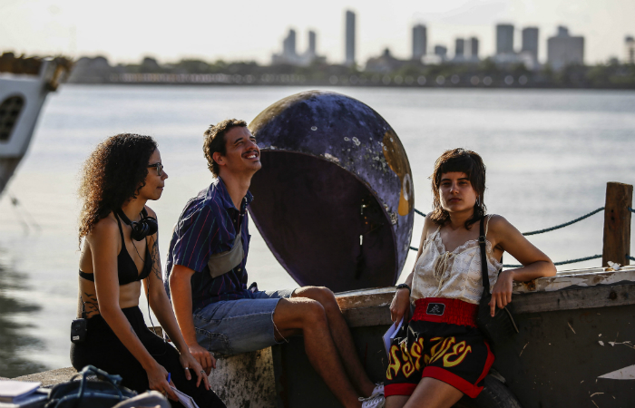 Gustavo Patriota (centro) interpreta Breno, enquanto Amanda Bea (direta) ser Penha. (Foto: Paulo Paiva/DP)
