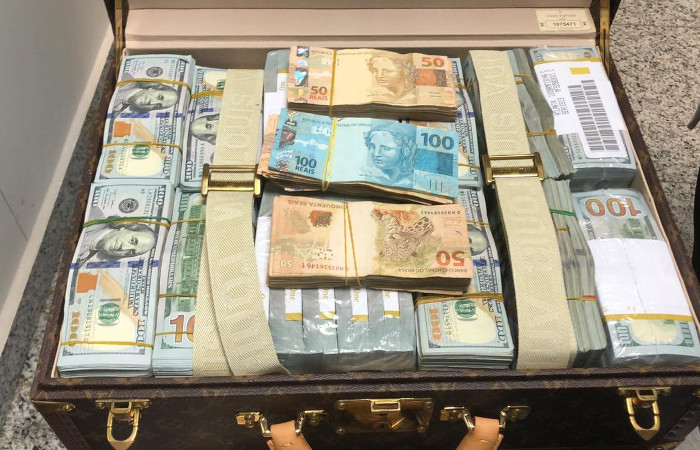 A Receita Federal apreendeu as malas de dinheiro com dlares, reais e relgios de luxo, no Aeroporto Internacional de Viracopos, em Campinas (SP). Foto: Divulgao