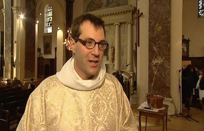 Ordenado sacerdote em 2005, Sbe foi padre de Saint-Jean XXIII, no setor norte de Rouen. Foto: Reproduo/Twitter (Foto: Reproduo/Twitter)