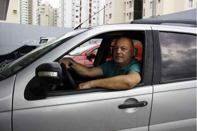 O servidor Stiro Silva diz que passou a usar apenas o combustvel renovvel: "Qualquer economia  vlida"
(foto: Vincius Cardoso Vieira/Esp. CB/D.A Press)