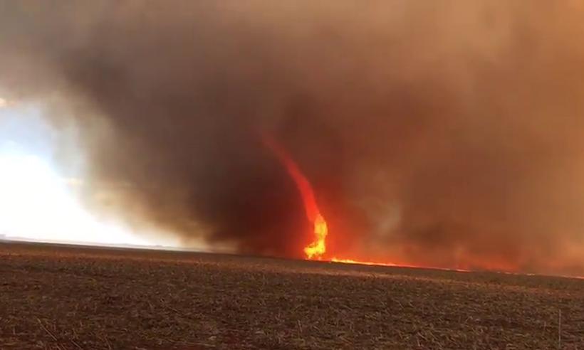 Vdeo mostra tornado sobre uma linha de fogo na Fazenda Caxuana. Foto: Reproduo/Youtube