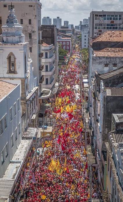 Caminhada da Frente Popular pelo Centro do Recife. Nessa foto, est a Rua Nova, cm bandeiras amarelas e vermelhas . Foto: Ricardo Stuckert