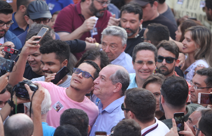 Pedetista caminhou entre os eleitores e fez selfie com alguns deles em agenda local. Foto: Nando Chiappetta/DP