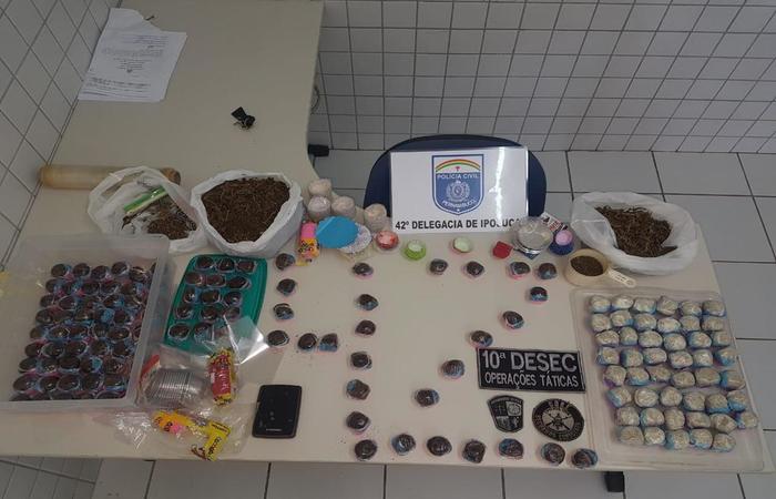 Foram encontrados 450g de maconha e 146 doces produzidos com a erva como ingrediente - Foto: Polcia Civil/Divulgao