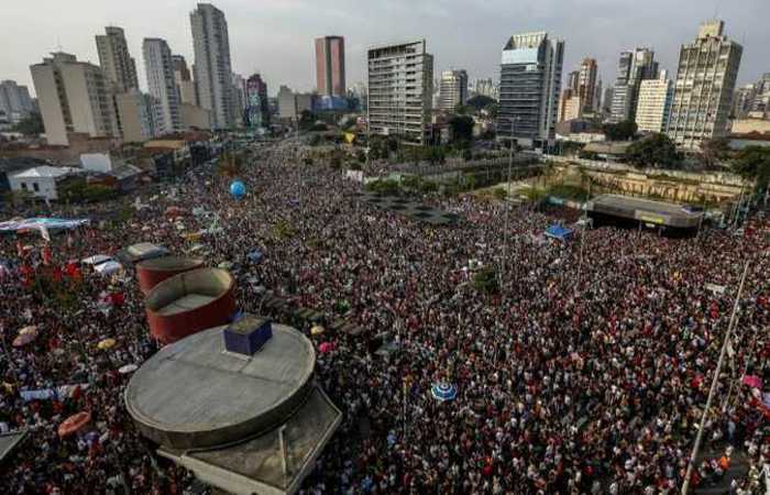 Imagem do Largo da Batata lotado de manifestantes contra o candidato Jair Bolsonaro, no sbado (29/9)
(foto: Miguel Schincariol/AFP)

