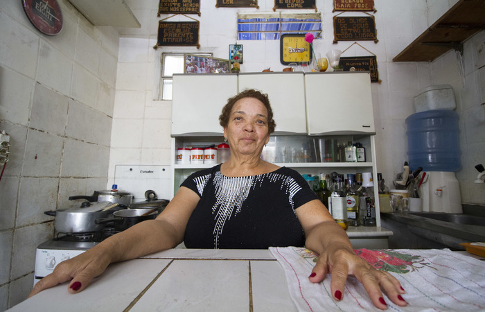 Denize Machado, 71, reside no bairro h 33 anos e montou seu prprio negcio. Foto: Leo Malafaia/Esp. DP.