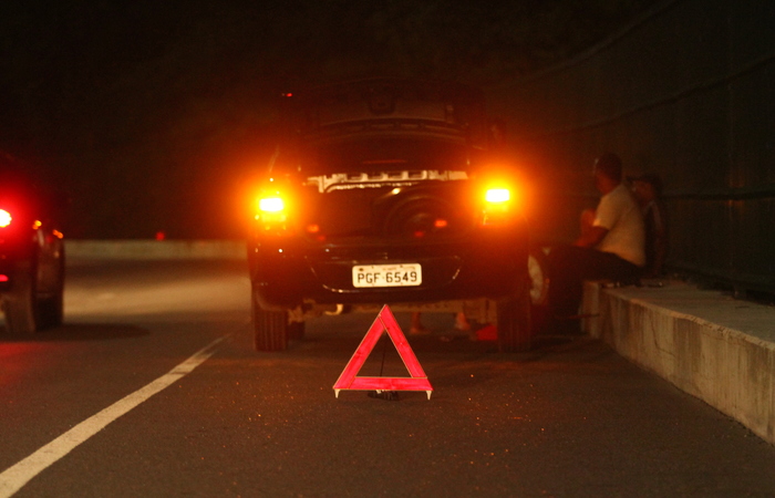 Motorista teve o carro quebrado na via na noite da segunda-feira. Foto: Peu Ricardo/DP