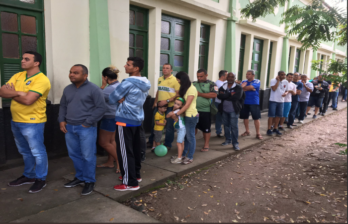 Eleitores formam fila para votao. Foto: Reproduo/Twitter