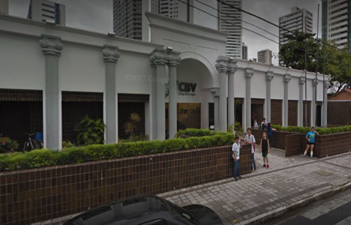 Aluno foi roubado em frente  escola - Foto: Google Street View
