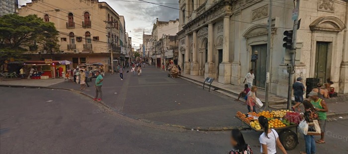 Rua da Imperatriz, no Centro do Recife, ter um dia diferente com a passagem do Dia do Comercirio. Imagem: Google Street View (Mai2017)