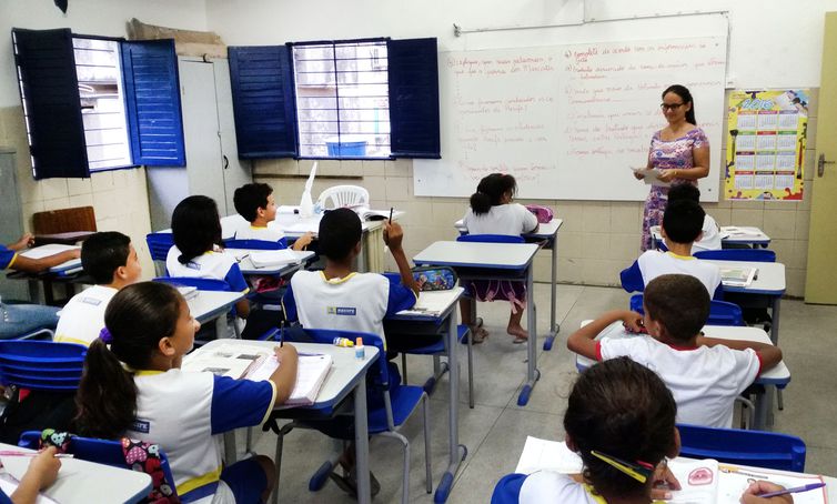 At 2020, o salrio dos professores deve ser equivalente ao de outros profissionais com a mesma formao. Foto: Sumaia Vilela / Agncia Brasil
