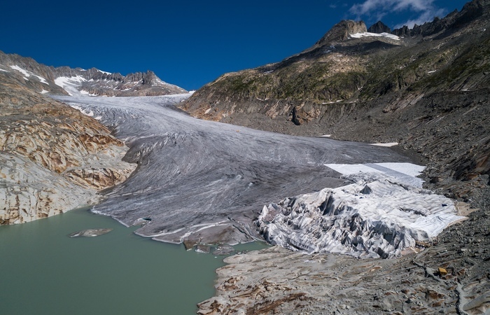 Geleira Rhone e seu lago glacial, perto de Gletsch. Foto: Fabrice COFFRINI / AFP