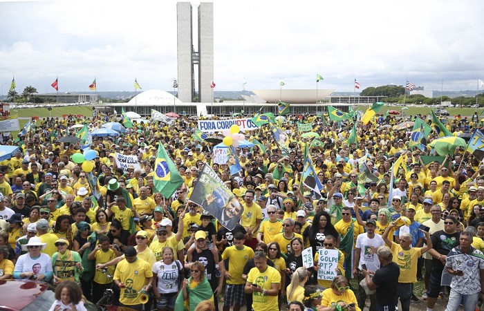 Em Braslia, centenas de manifestantes se reuniram e, durante o evento, fizeram discursos contra a corrupo, a ideologia de gnero e a favor da %u201Cfamlia tradicional%u201D. Foto: Jos Cruz/Agncia Brasil