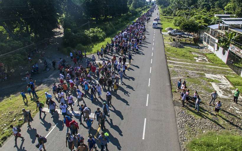 Milhares de migrantes de Honduras se dirigem em caravana para os EUA. Foto: PEDRO PARDO / AFP