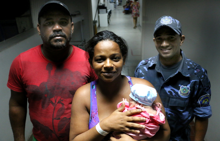 O guarda Edivaldo (de farda), Ilka e o marido felizes com a chegada do beb. Imagem: Gabriel Melo/Esp DP