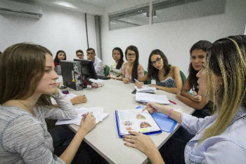 Mtodo de Aprendizagem Baseada em Problemas trabalha com pequenos grupos. Foto: Lo Malafaia/Esp. DP.