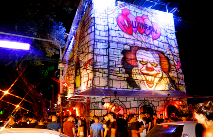 O Clube Metrpole promove a 17 edio do seu tradicional Halloween sob o tema A Era das Bruxas. Foto: Clube Metrpole/Divulgao