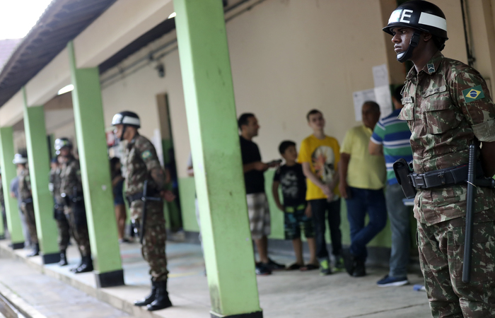 Soldados fizeram a proteo do colgio eleitoral de Bolsonaro. Foto: RICARDO MORAES / POOL / AFP