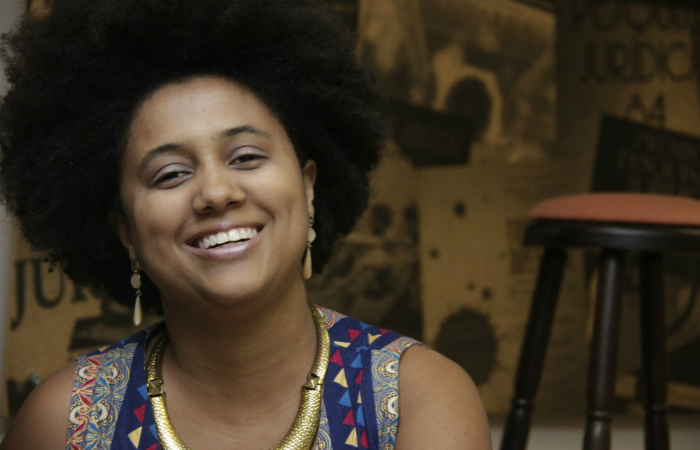  Considerada uma das revelaes da nova gerao do samba carioca, Marina Iris se destaca pelo tom grave da voz. Foto: Marina Iris/Divulgao
