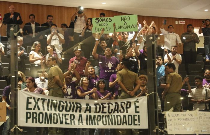 GALERIAS %u2013 Pessoas manifestaram-se contra a proposta durante a Reunio Plenria. Foto: Jarbas Arajo