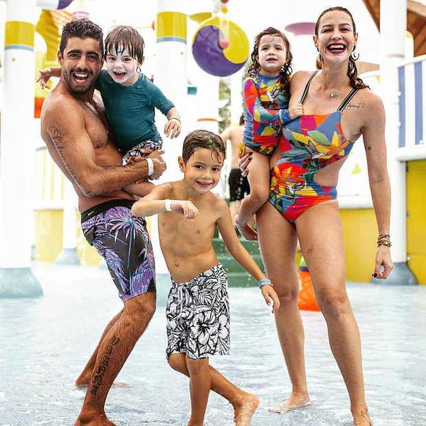 Luana, o marido Pedro Scooby e os filhos Dom, 6, e Bem e Liz, 3 anos. Foto: Instagram/Reproduo