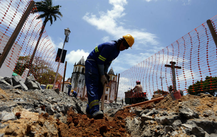 Os trabalhos de escavaes e assentamento de tubulaes esto sendo realizados agora na Rua Bispo Coutinho. Foto: Compesa/Divulgao.