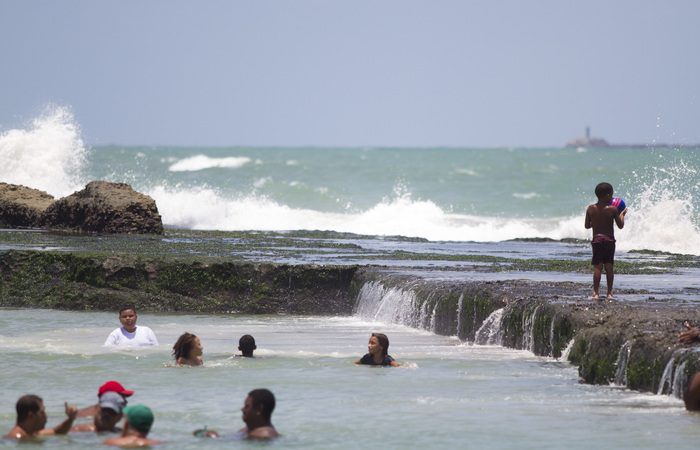 Praia do Buraco da Via, na comunidade da Braslia Teimosa. Foto: Leo Malafaia/Esp.DP