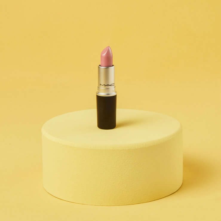 O nude rosado tende a se adaptar aos diferentes tons de pele e cabelo das brasileiras. Foto: MAC/Divulgação O nude rosado tende a se adaptar aos diferentes tons de pele e cabelo das brasileiras. Foto: MAC/Divulgação
