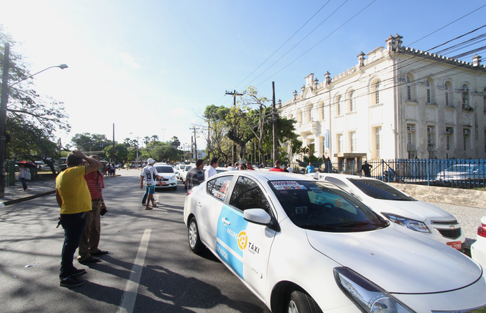 Cerca de 40 taxisttas estacionaram em frente  Cmara de Vereadores e fecharam a Rua Princesa Isabel. Foto: Nando Chiappetta/DP FOTO